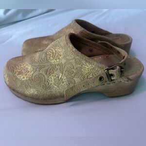 Hanna Andersson suede clogs